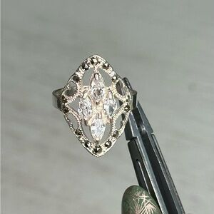 Vintage Sterling Silver 925 Ornate Filigree Ring – 4 Clear & 14 Dark Stones
